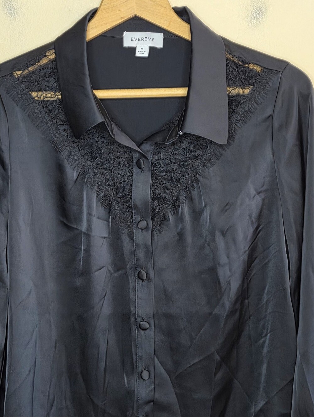 Evereve Bella Black Lace Trim Blouse Size Medium Satin Romantic Sexy - Picture 3 of 7